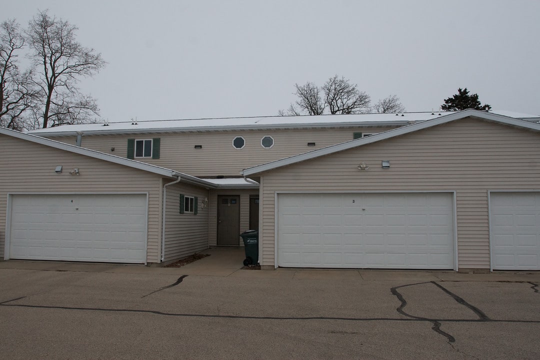 Highview Estates in Fox Lake, WI - Foto de edificio