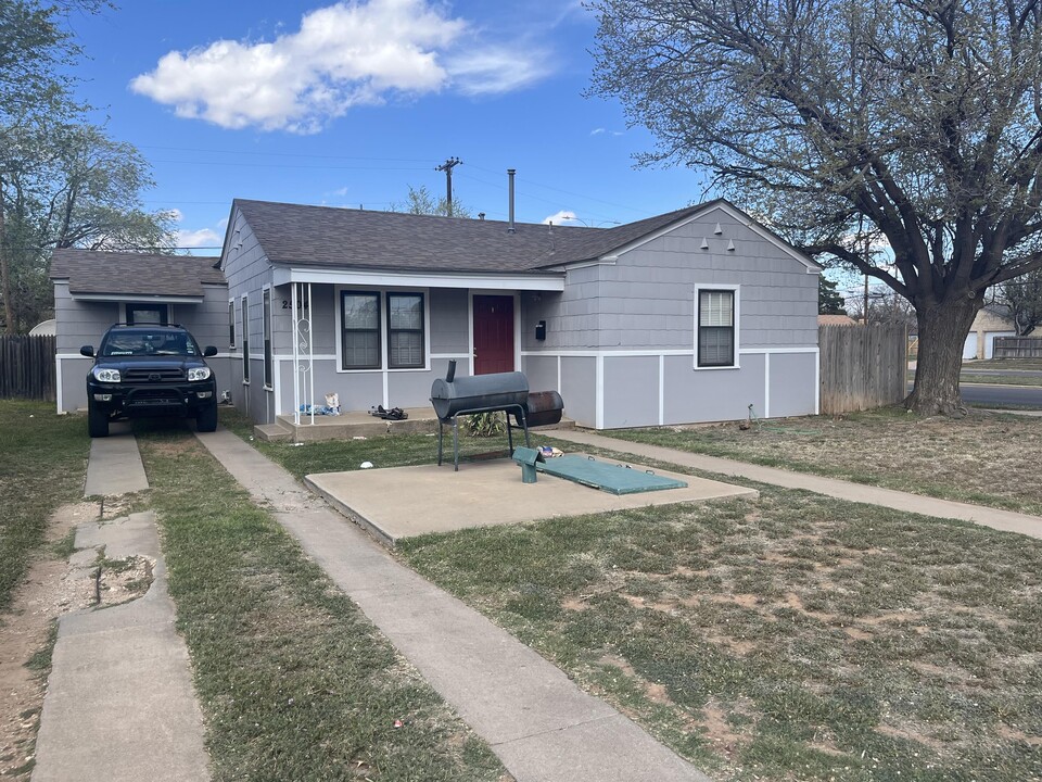 2504 30th St in Lubbock, TX - Building Photo