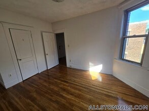 11 Scottfield Rd in Boston, MA - Foto de edificio - Building Photo