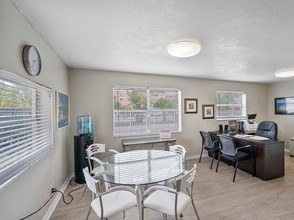 Canterbury Palms Apartments in Lauderdale Lakes, FL - Foto de edificio - Building Photo
