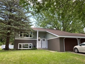 323 Allan Ave, Unit 2 in Owatonna, MN - Building Photo