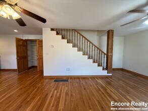 24 Gardner St, Unit 1 in Newton, MA - Foto de edificio - Building Photo