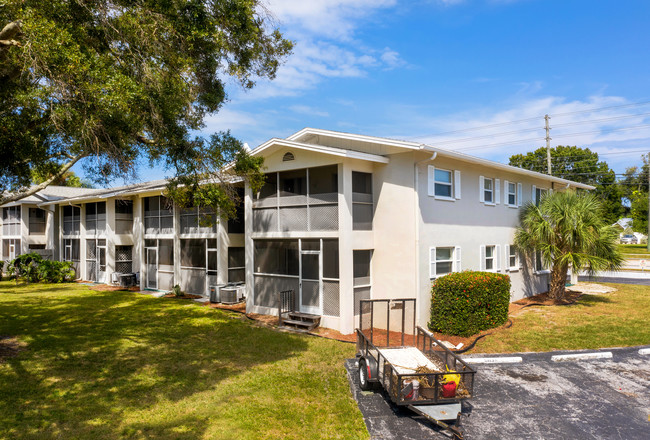 West Bay Apartments in Largo, FL - Foto de edificio - Building Photo