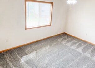 Highland Meadows in Bellevue, NE - Building Photo - Building Photo