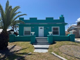 328 Manhattan Ave in Daytona Beach, FL - Building Photo