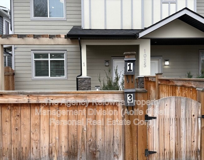 1025 Stockwell Ave in Kelowna, BC - Building Photo - Building Photo