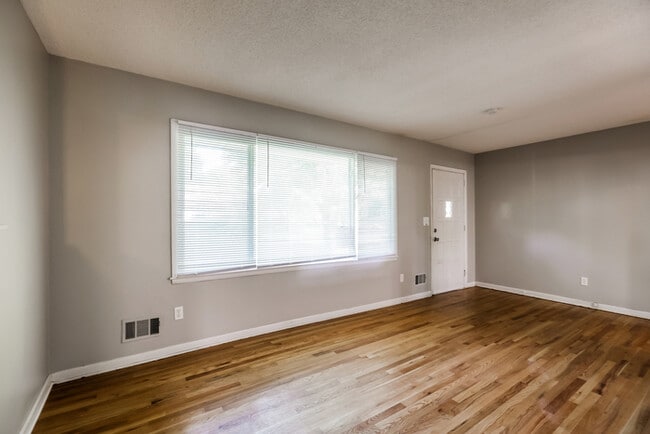 5728 Cedar Ave in Raytown, MO - Building Photo - Building Photo