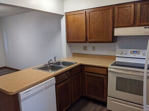 751 Westwinds Dr in Iowa City, IA - Building Photo - Building Photo