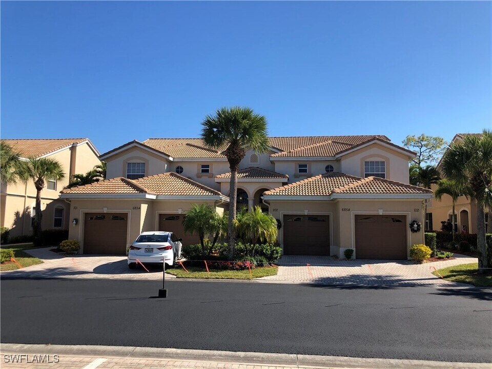 6854 Sterling Greens Dr in Naples, FL - Building Photo
