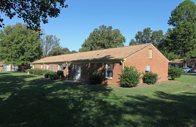 English Garden Apartments in Charlotte, NC - Building Photo - Building Photo