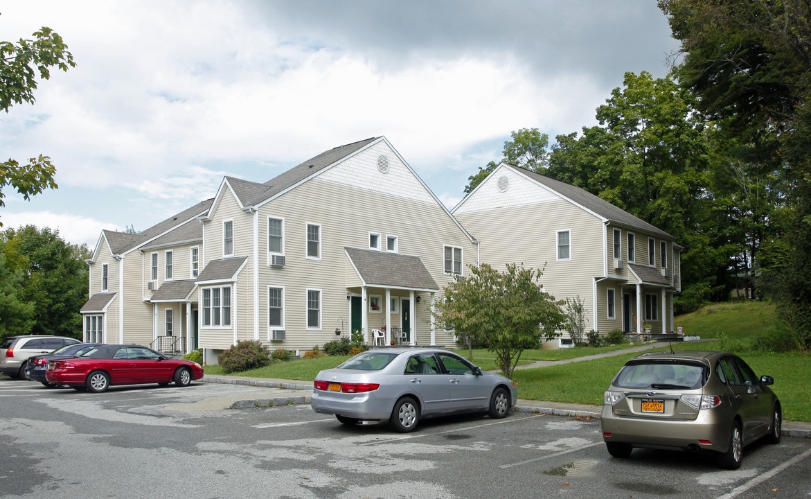 York Farm Estates in Yorktown Heights, NY - Foto de edificio