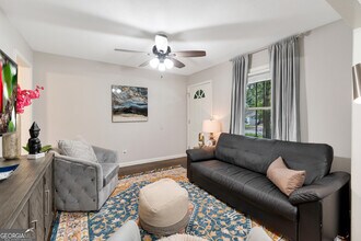 240 Lake Dr in Atlanta, GA - Building Photo - Building Photo