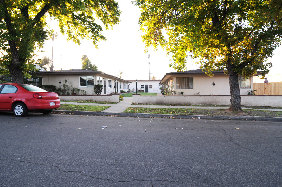 241 W 8th Ave in Escondido, CA - Foto de edificio