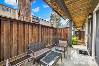 1060 Oak Grove Rd in Concord, CA - Foto de edificio - Building Photo