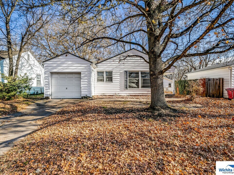 832 S Fountain St in Wichita, KS - Building Photo