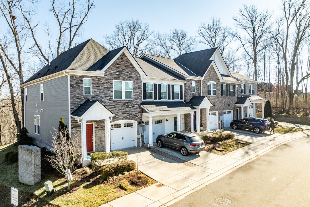 Harpeth Springs Village in Nashville, TN - Building Photo