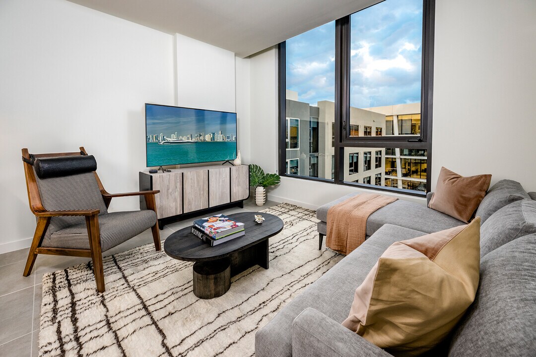 138 NW 30th St, Unit C3 in Miami, FL - Building Photo