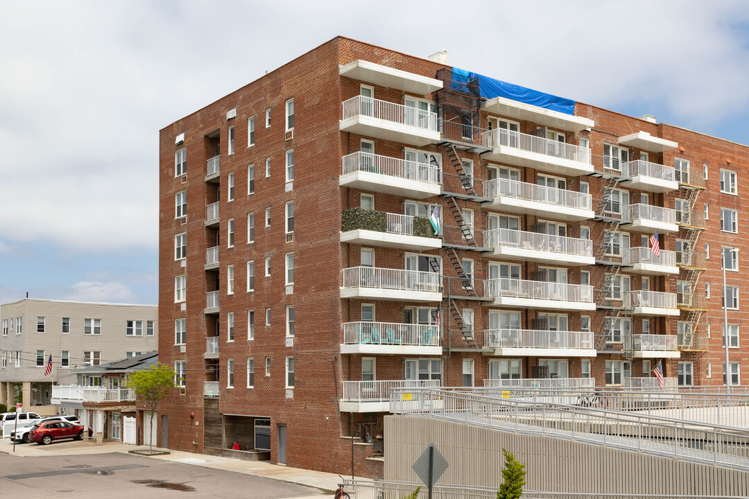 130 Beach 121st St in Rockaway Park, NY - Building Photo