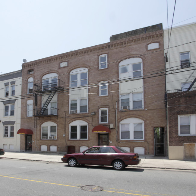 420-422 E Jersey St in Elizabeth, NJ - Building Photo - Building Photo