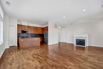 330 N Clinton St in Chicago, IL - Building Photo - Building Photo