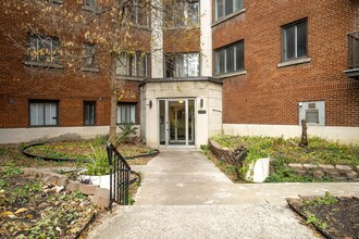 5545 De La Côte-Saint-Luc Ch in Montréal, QC - Building Photo - Building Photo