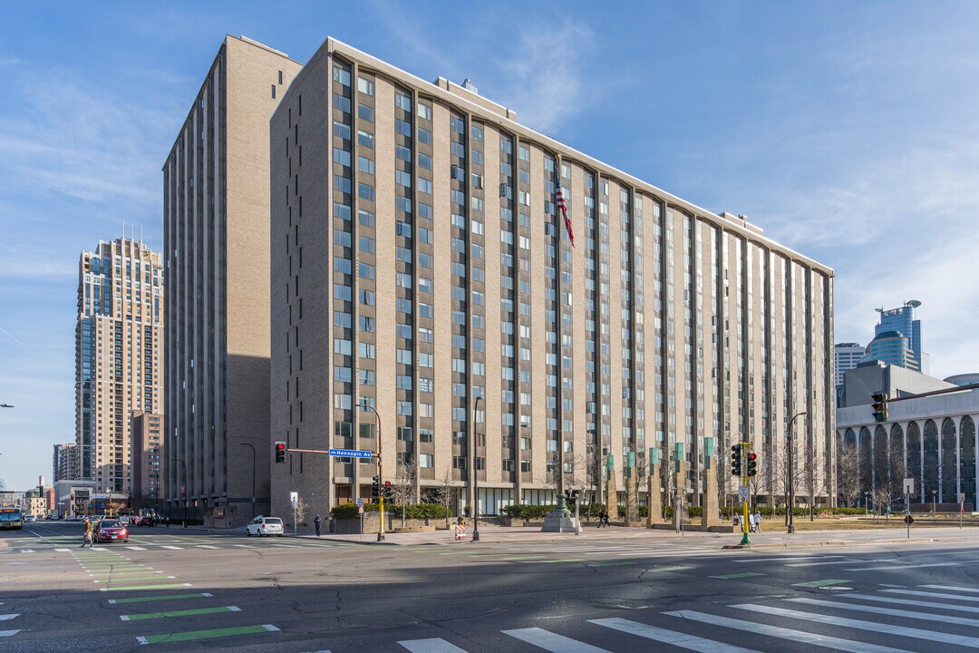 The River Towers Condominium in Minneapolis, MN - Foto de edificio