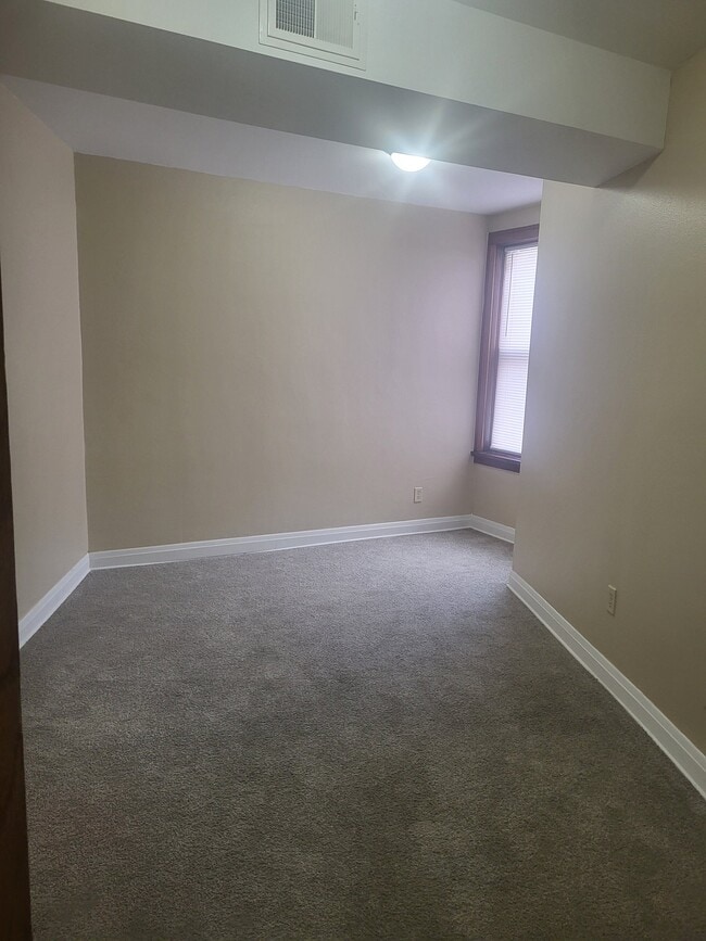 3958 N 22nd St, Unit 201 in Milwaukee, WI - Building Photo - Building Photo