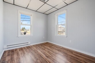 243 E Central Ave in Alpha, NJ - Foto de edificio - Building Photo