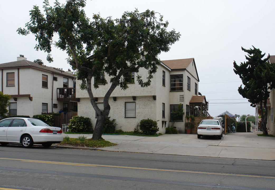 1041-1047 Loring St in San Diego, CA - Building Photo