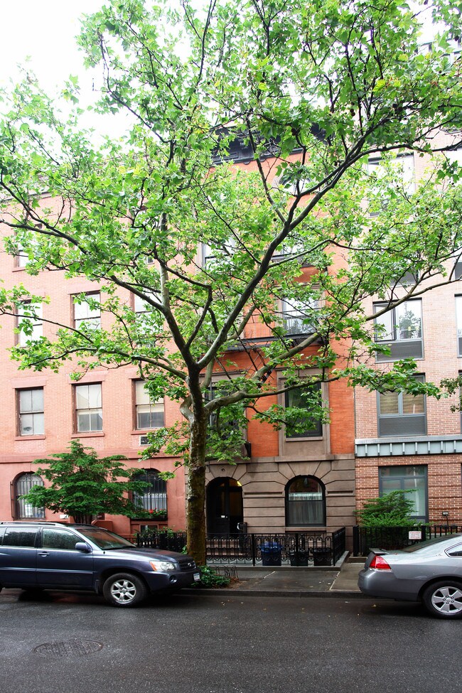 411 W 22nd St in New York, NY - Foto de edificio - Building Photo
