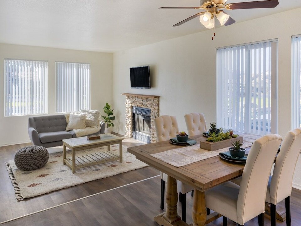 Edgewater Isle Apartments and Townhomes in Hanford, CA - Foto de edificio