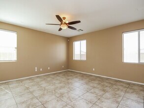 7120 S 70th Dr in Phoenix, AZ - Foto de edificio - Building Photo