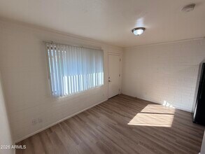 6802 W Glendale Ave in Glendale, AZ - Foto de edificio - Building Photo