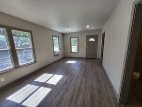 1303 Fenfield Ave in San Antonio, TX - Building Photo - Building Photo