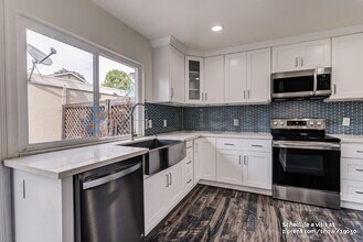 201 Carriage Dr in Santa Ana, CA - Building Photo - Building Photo