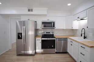 106 Woodhouse Ln, Unit D in Savannah, GA - Building Photo