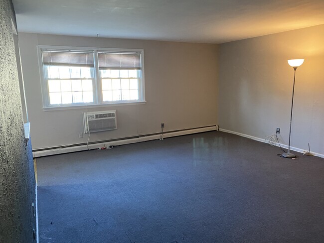 403 S Main St, Unit H201 in Doylestown, PA - Foto de edificio - Building Photo