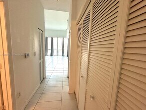 244 Biscayne Blvd, Unit 243 in Miami, FL - Building Photo - Building Photo