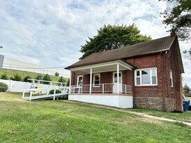 225 Zions View Rd in Manchester, PA - Building Photo