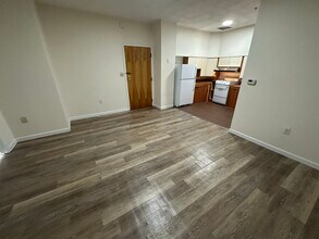 76 Essex St, Unit 7 in Boston, MA - Foto de edificio - Building Photo
