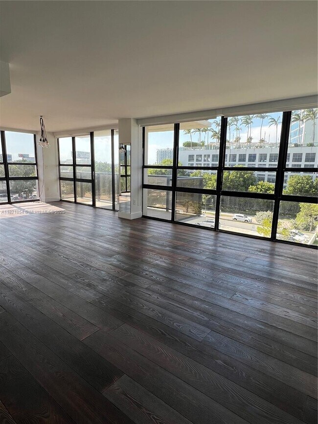 600 NE 36th St, Unit 423 in Miami, FL - Building Photo - Building Photo