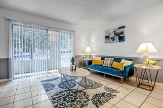 111 E 1st St in Jacksonville, FL - Foto de edificio - Building Photo