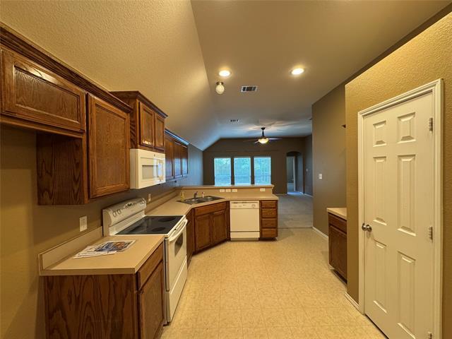1240 W Cottonwood Dr in Crowley, TX - Foto de edificio - Building Photo