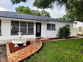 10803 N Armenia Ave in Tampa, FL - Building Photo