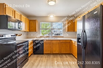1442 Oriole Dr in Hartford, WI - Building Photo - Building Photo