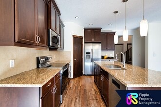 688 Panora Way NW in Calgary, AB - Building Photo - Building Photo