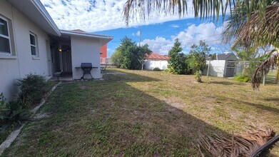 221 Cape Coral Pky E, Unit A in Cape Coral, FL - Foto de edificio - Building Photo