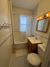 811 Washington St, Unit 4 in Brookline, MA - Foto de edificio - Building Photo