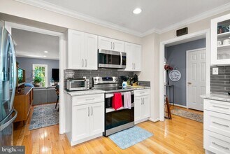 9033 Blarney Stone Dr in Springfield, VA - Building Photo - Building Photo