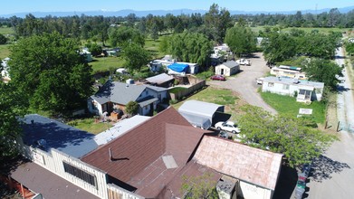 5392 Happy Valley Rd in Anderson, CA - Foto de edificio - Building Photo